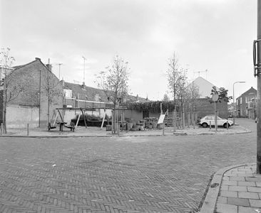 882105 Gezicht op een kinderspeelplaats, op de hoek van de Bloemstraat (rechts) en de Kweekstraat te Utrecht.